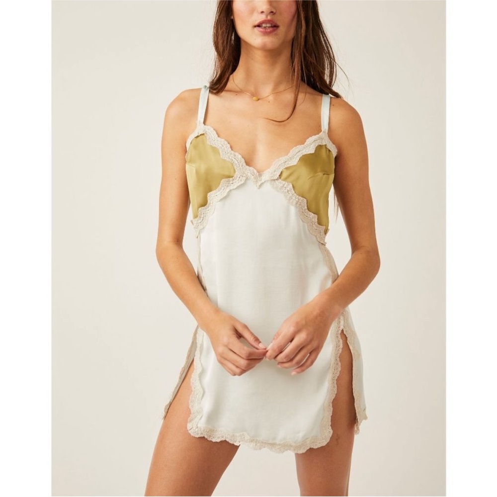 FREE PEOPLE ON THE RISE MINI SLIP MEDIUM NWOT